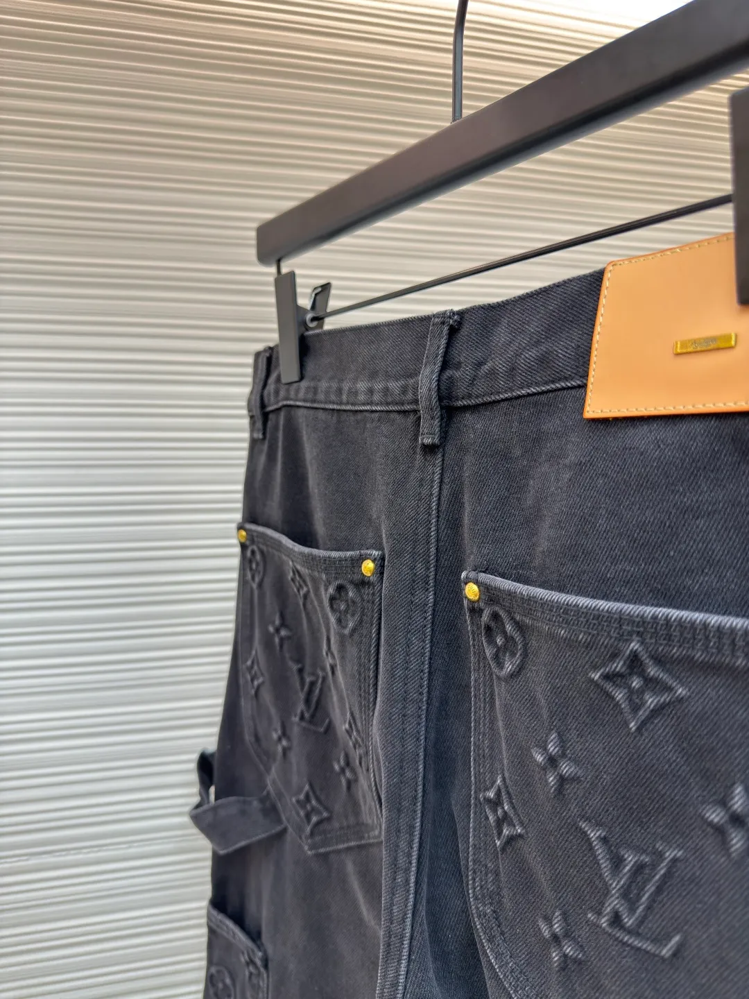 LOUIS VUITTON embossed work jeans ●Authentic product: purchased and developed by 17899 ●Item number: 1680249-B70 ●Material: denim fabric ●Technology: embossed embossed production ●Version: fitted version ●Weight: about 1085 grams ●Size: 30-32-34-36 ●Description: Integrating Monogram embossed pockets into a casual workwear silhouette, it can create a trendy look with the same style of overalls, or it can be mixed and matched with separate items to explore more fashion possibilities. Positioned panel splicing design, slightly distressed, washed blue, square nails with lettering under the left sleeve, decorative zipper, snap buttons at the front, standard cut version, casual style, suitable for both men and women. Original goods, washed casual jeans, imported original washed stretch fabric, comfortable and elastic, original hardware accessories decorated with logo, super correct fit, extremely high grade, high quality, fashionable and stylish upper body. The overall wiring is straight and delicate, the fabric is comfortable and soft, and the color is consistent without color difference. It can be matched with the same style to create a fashionable look and control various occasions. Customized accessories, complete with three standards, same style for men and women!